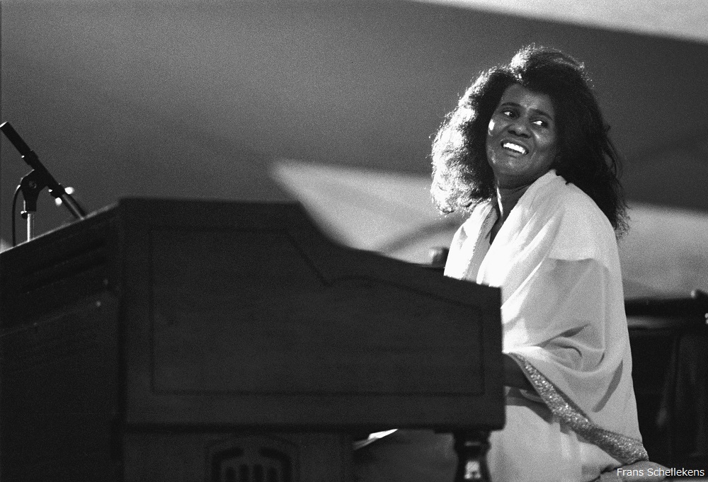 THE HAGUE, NETHERLANDS - 12th JULY: American jazz pianist Alice Coltrane (1937-2007) performs live on stage at the North Sea Jazz Festival in the Hague, the Netherlands on 12th July 1987. (photo by Frans Schellekens/Redferns)