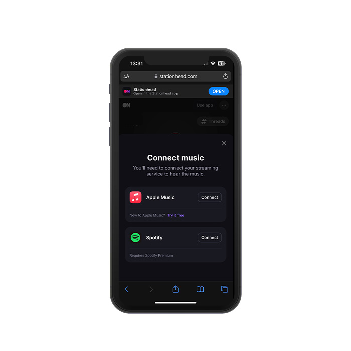 「SIGN UP WITH EMAIL」もしくは、iOS、X(旧Twitter)マークを選択